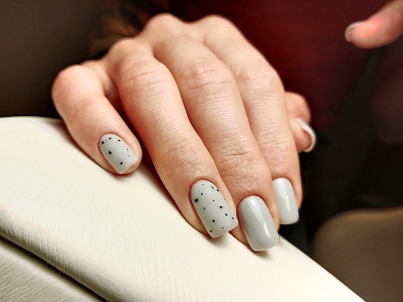 Manicura gris con efecto huevo de codorniz