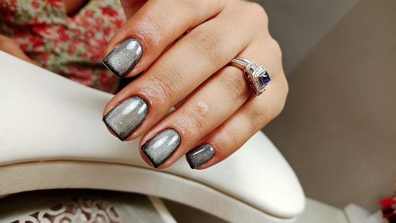 Manicura gris efecto ojo de gato
