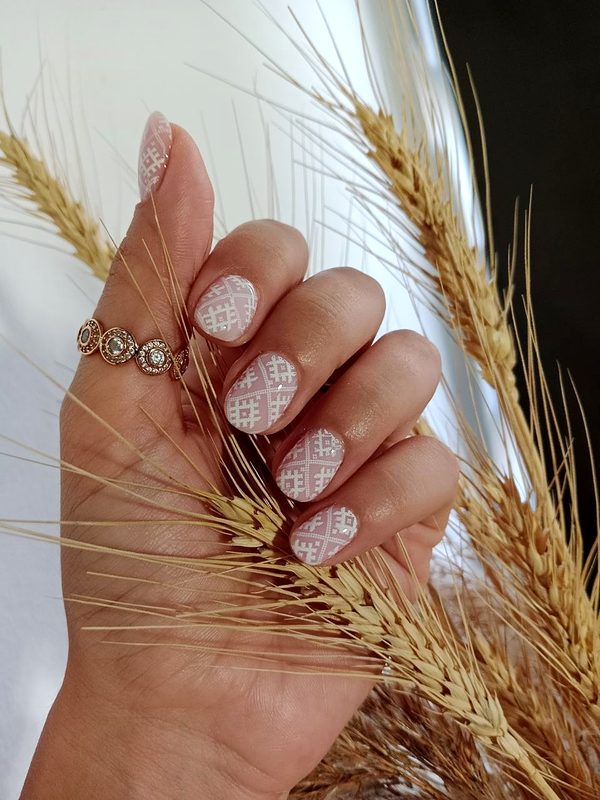 Manicura con bordado tradicional en blanco