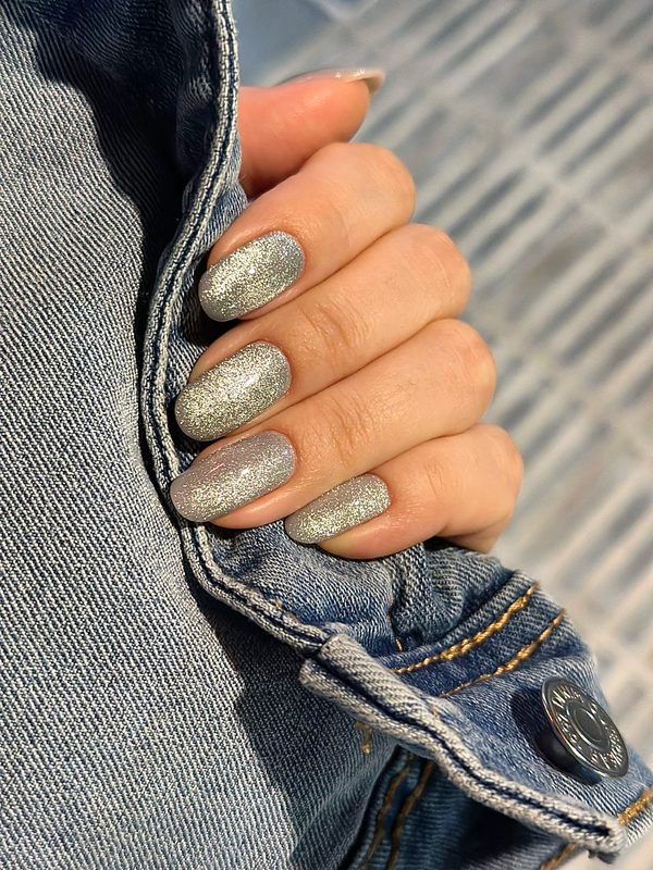 Manicura gris con brillo